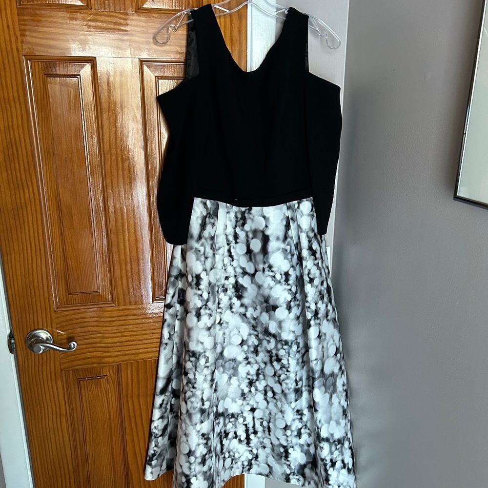 NEW Theia Black and White Dress Size 10 Open Shoulder